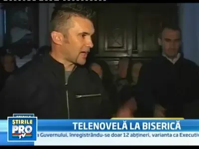 Furiosi pe preot! Il acuza ca l-a dat afara pe cantor sa aduca o tanara