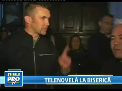Furiosi pe preot! Il acuza ca l-a dat afara pe cantor sa aduca o tanara