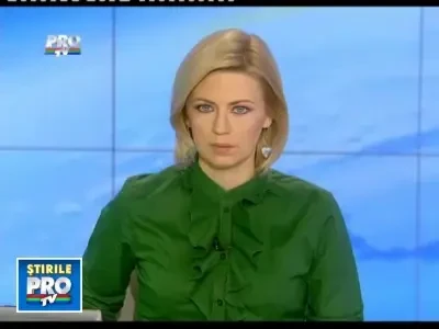 A pierdut controlul volanului, a spulberat un gard si s-a rasturnat