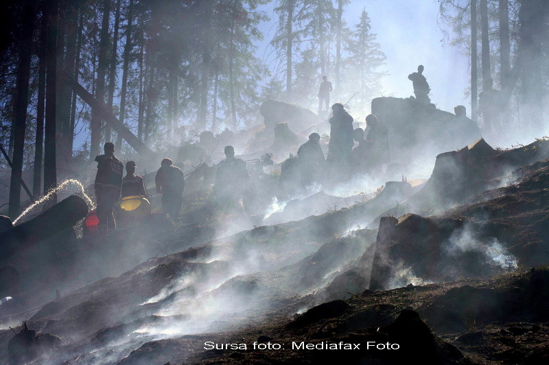 Prapadul focului se abate din nou peste Rusia. Opt oameni au murit