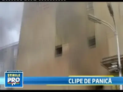 Panica in Pitesti. Un bloc turn a fost cuprins de flacari