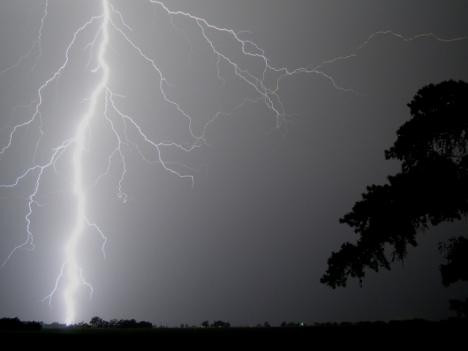 Un baiat de 15 ani a murit dupa ce a fost lovit de trasnet. Tanarul mergea pe un camp si asculta muzica la casti