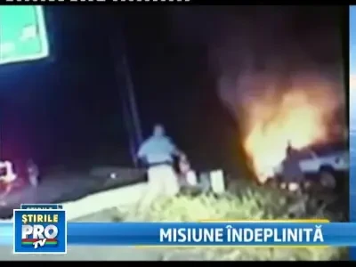Un sofer prins intr-o masina in flacari,salvat de politisti in ultima clipa