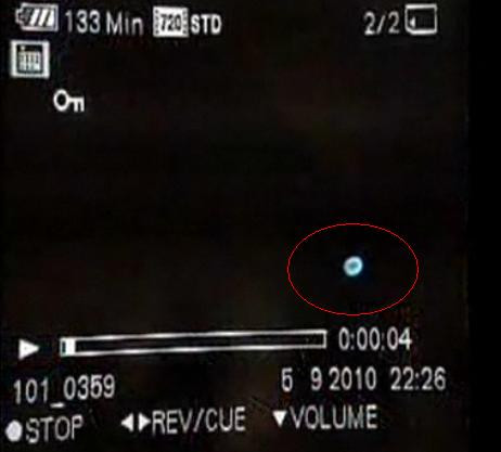 A reusit sa filmeze OZN-ul care ii survola casa! Video