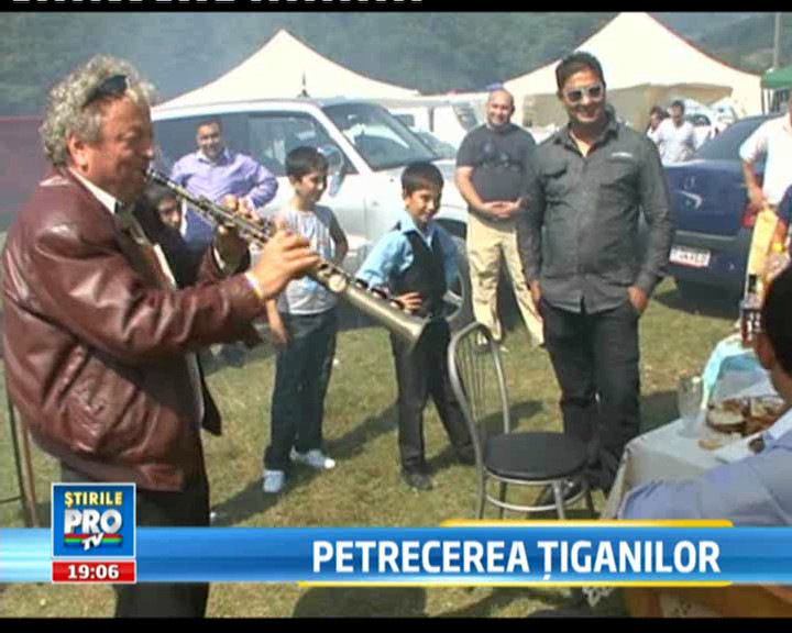 Nasterea Maicii Domnului, sarbatorita cu fast de romi in Poiana Costesti