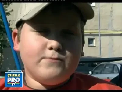 Vrea sa ajunga fotbalist, dar nu poate face nici macar un pas! Ajuta-l