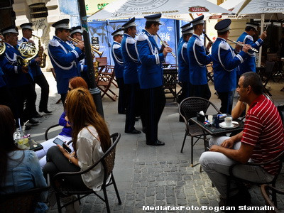 Centrul istoric al Capitalei: restaurante de lux si un munte de gunoaie