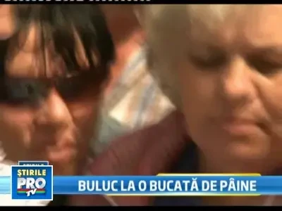 Aproape s-au calcat in picioare pentru o bucata de paine!