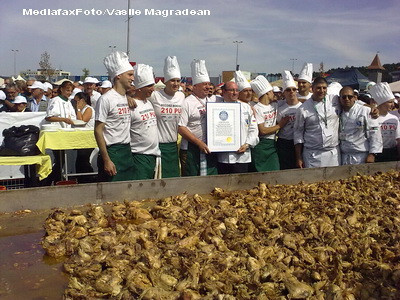 Inca un record romanesc: friptura de 210 pui intr-o tigaie de 15 metri