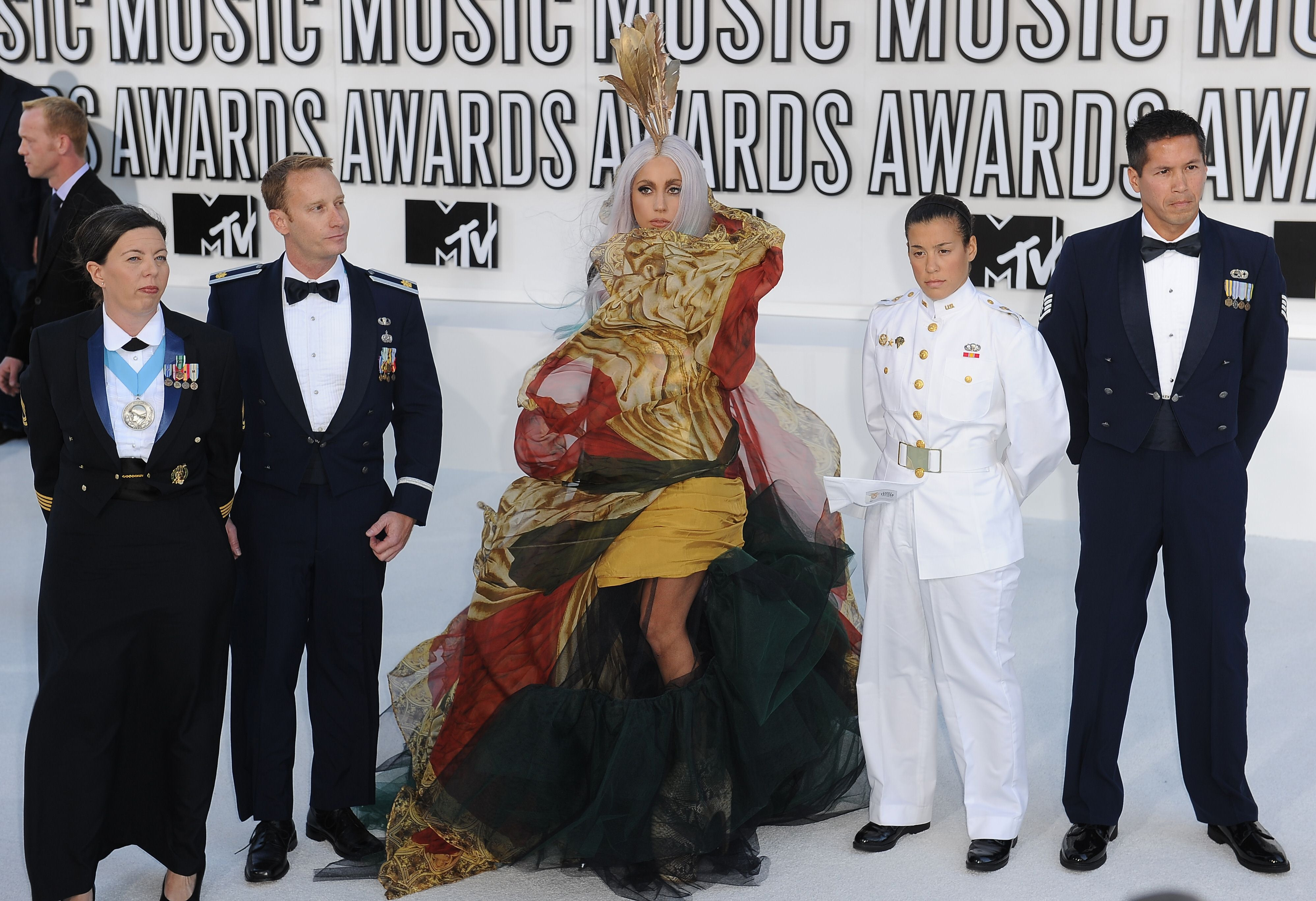Revista presei: Lady Gaga a facut senzatie pe covorul alb la MTV VMA