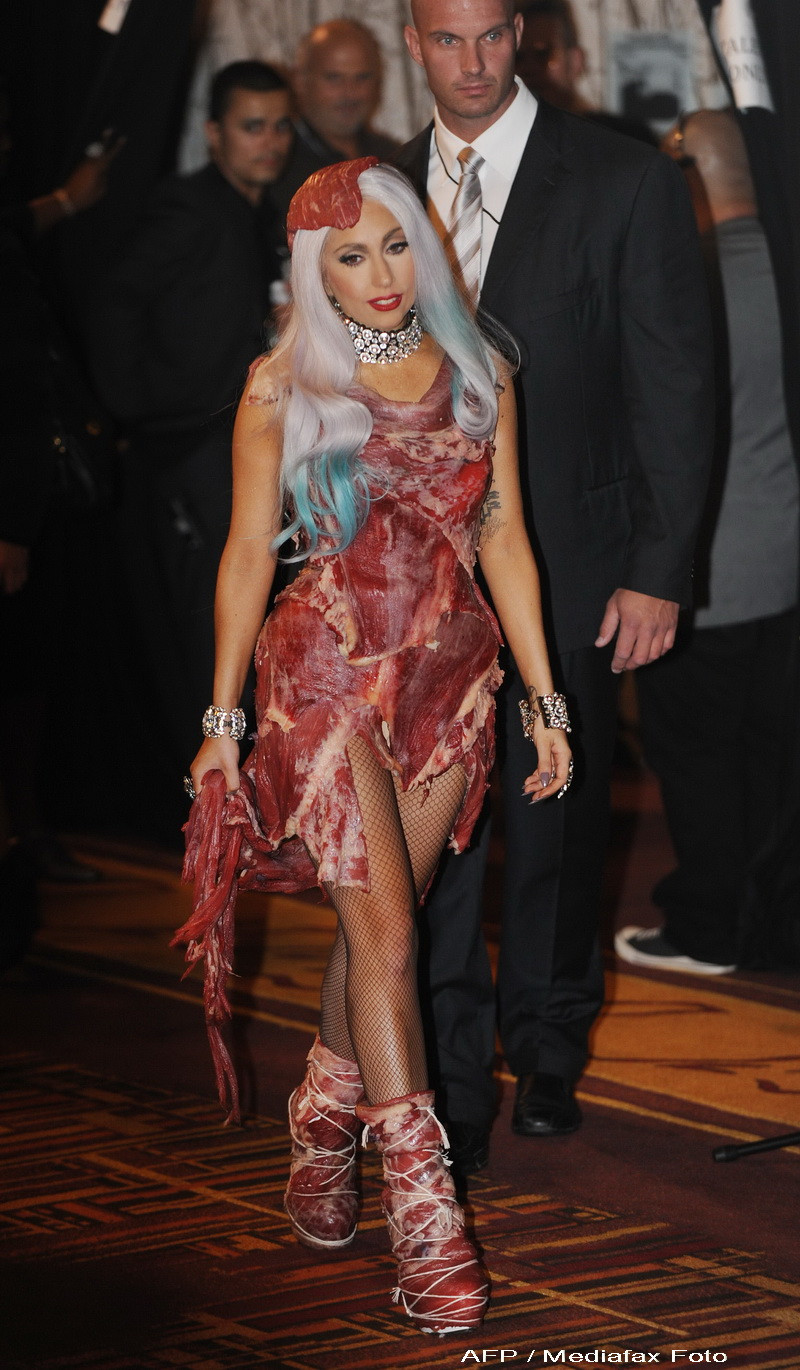 Bruce Willis o ia peste picior pe Lady GaGa. Si-a pus carne de vita in cap!
