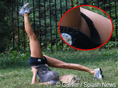 Victoria Silvstedt face lumanarea si spagatul! Fara chilotei, in parc