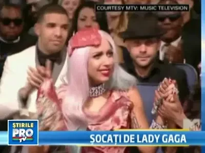 Video! GaGa explica de ce poarta carne si primeste cadou tinute din legume!