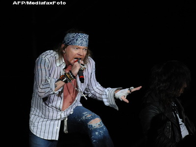 Flacari si efecte pirotehnice la concertul GNR!