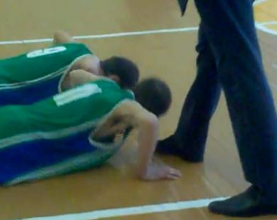 Lectia umilintei: elevi pusi sa ii sarute picioarele unui inspector!