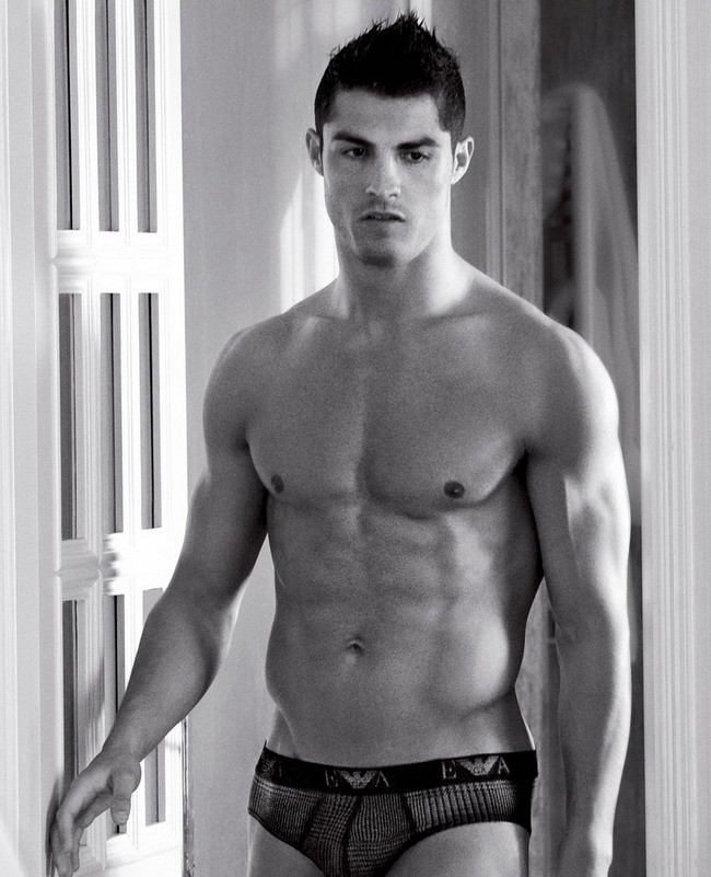 Ronaldo, barbatul perfect sau un veritabil cocalar?