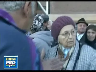 200 de pensionari s-au calcat in picioare pentru bilete la un bal din Lugoj