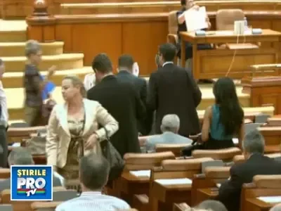 Barbatii si femeile se vor pensiona la 65 de ani. Pensiile raman inghetate