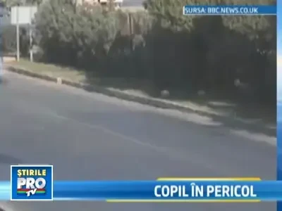Ca-n filme! Copil in mijlocul autostrazii