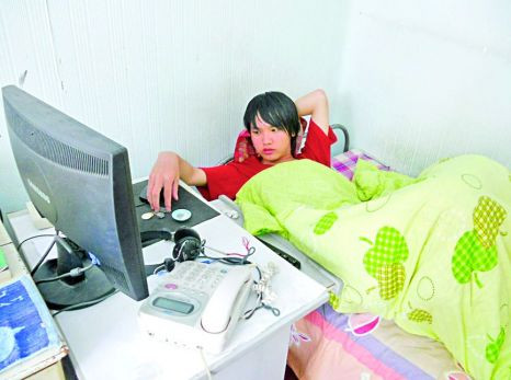 Cosmar! La 22 de ani, condamnat la izolare. Poate muri daca iese din casa