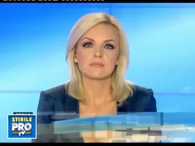 Filmat cand citea la volan! Inregistrarea l-a lasat fara loc de munca