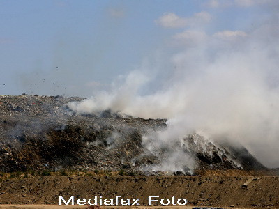 Arde groapa de gunoi a Brasovului. Fumul gros acopera o parte din oras