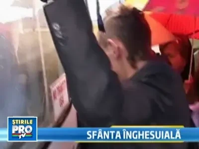 Bataie intre credinciosi la o slujba tinuta la Oradea de Patriarhul Daniel