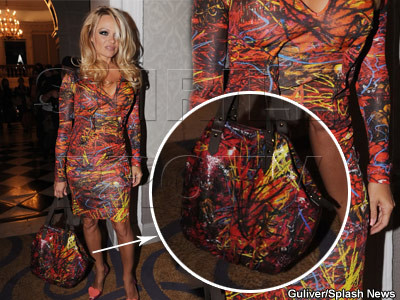 Pamela Anderson lanseaza trenduri. Rochia si geanta cu acelasi imprimeu