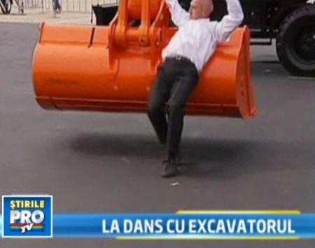 Are un excavator pe post de partener de dans! Sa nu-l calce pe picior...