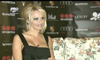 Pamela Anderson a acceptat sa cante un duet cu Loredana