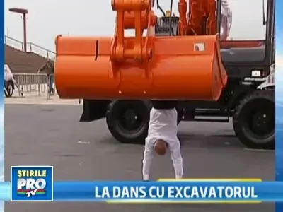Are un excavator pe post de partener de dans! Sa nu-l calce pe picior...