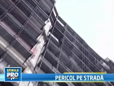 Bucuresti: Un muncitor a fost ranit dupa ce a cazut de pe o schela