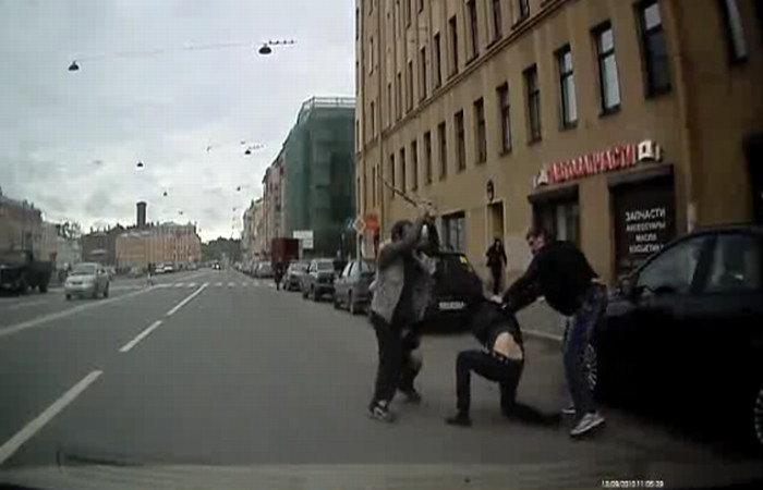 Rupea oglinzile masinilor, asa ca l-au RUPT CU BATAIA! VEZI VIDEO