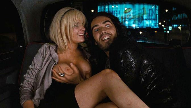 Atingeri provocatoare si sex din plin! Protagonistul - Russell Brand
