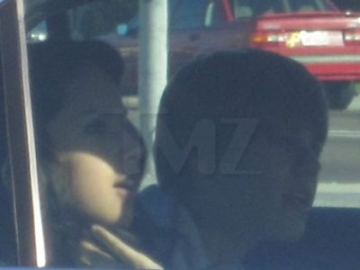 Justin Bieber isi face de cap pe bancheta din spate a masinii