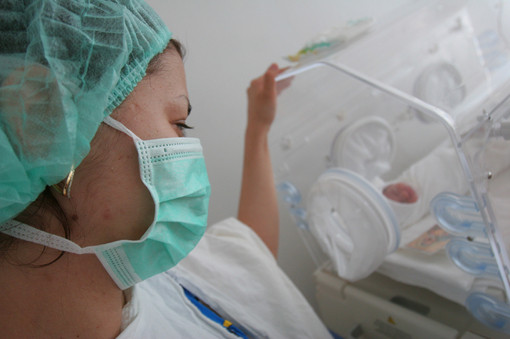 Sperietoarea din spital. Cum sunt convinse mamele sa nu-si abandoneze copiii in maternitate