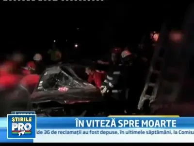 Viteza i-a adus moartea! S-a oprit cu masina intr-un stalp de beton