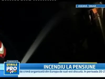 Panica la Sinaia! O pensiune plina cu turisti a fost cuprinsa de flacari