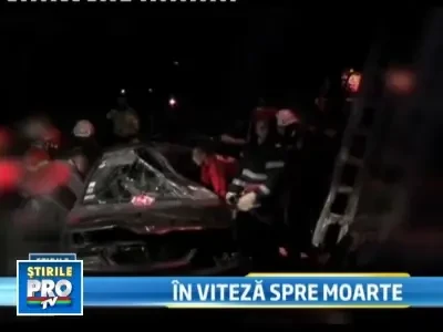Viteza le-a adus moartea! S-au oprit cu masina intr-un stalp de beton