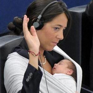 A facut senzatie! O eurodeputata a venit cu bebelusul la munca in PE!