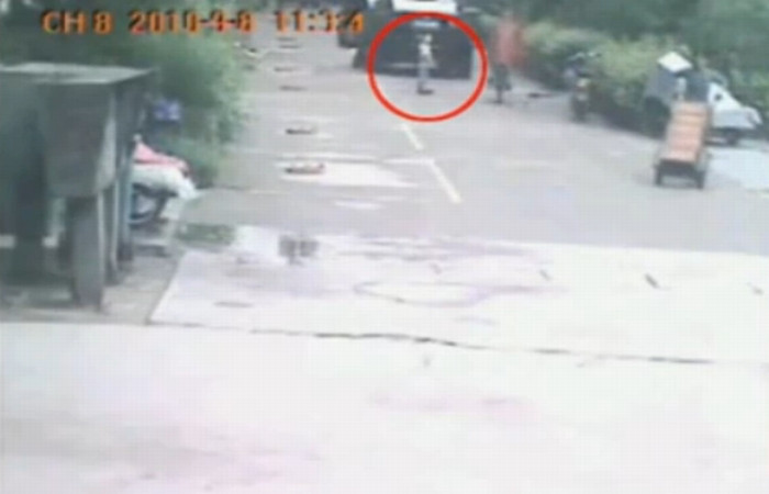 Copil de 3 ani, calcat de cateva ori de un BMW X6! IMAGINI DRAMATICE