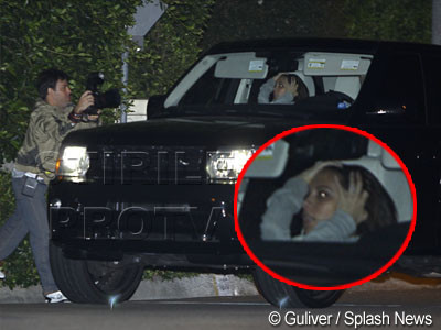 Vicky Beckham, speriata de bombe! Sau voia sa dea bine in poza?