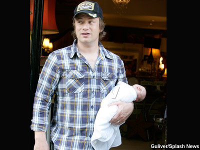 Jamie Oliver, tata-dezastru! Isi tine bebelusul ca pe sacul de cartofi