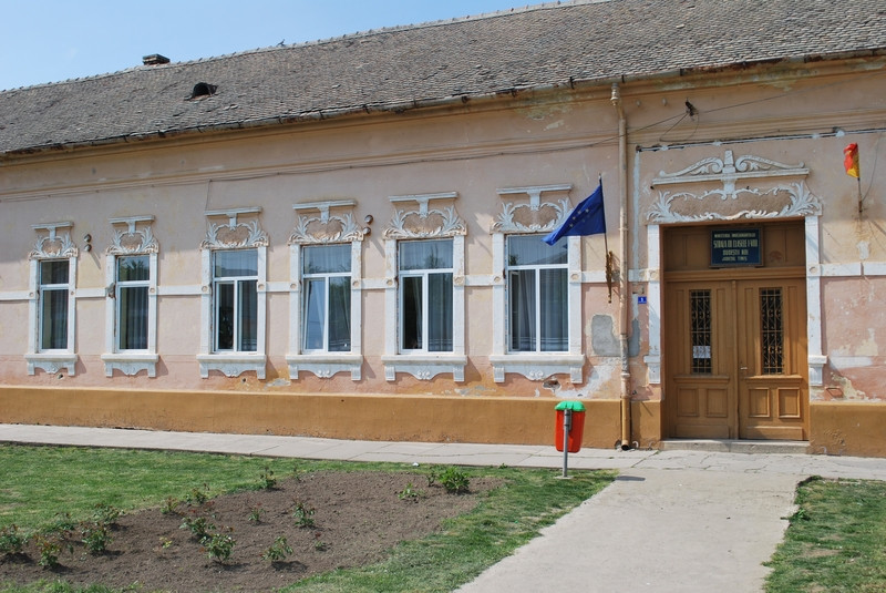 S-a urcat in podul scolii sa protesteze pentru o bucata de pamant, dar s-a ales doar cu o amenda