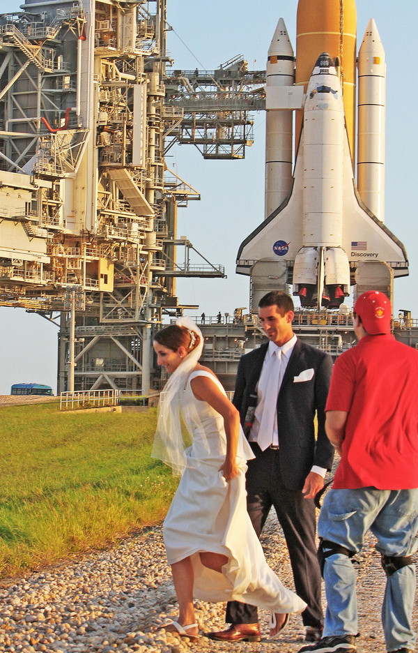 Poza de nunta cu racheta Discovery