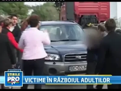 Socant! O mama si-a aruncat copilul pe capota unei masini. Afla de ce