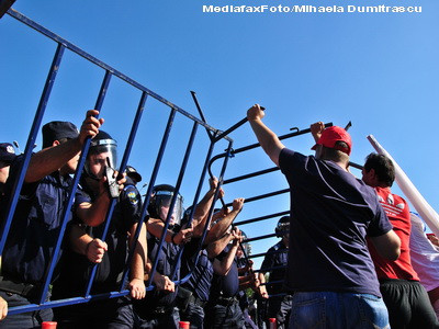 Imbranceli intre sindicalisti si jandarmi la Iasi! S-a aruncat cu pietre