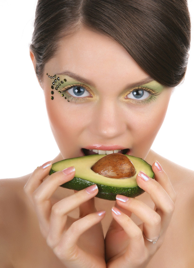 Hraneste-ti tenul! Cinci alimente care te mentin tanara