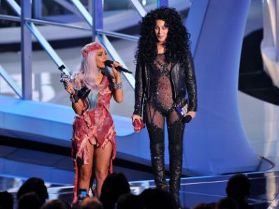 Lady GaGa se pregateste de iarna. Isi pune rochia din carne la conservat!