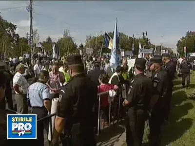 Final de proteste la Cotroceni. Basescu n-a venit, politistii au plecat